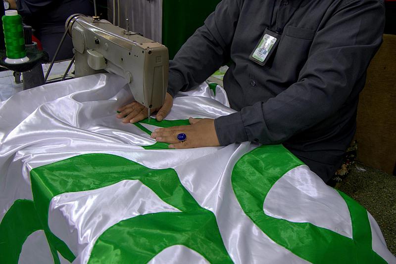 قسم الهدايا والنذور ينهي خياطة لافتات أسبوع الإمامة الدولي الثاني وتطريزها