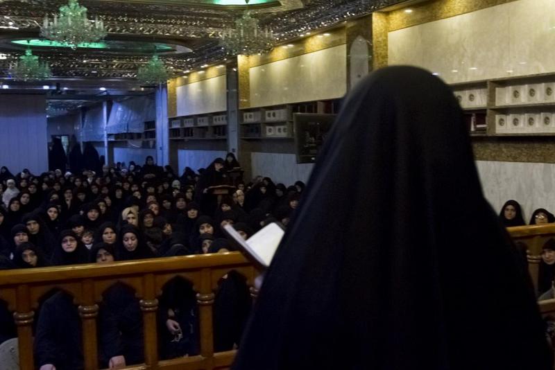  زائراتٌ يستذكرن رحيلَ أمّ أبي الفضل العبّاس (عليه السلام) عند مرقده الطاهر