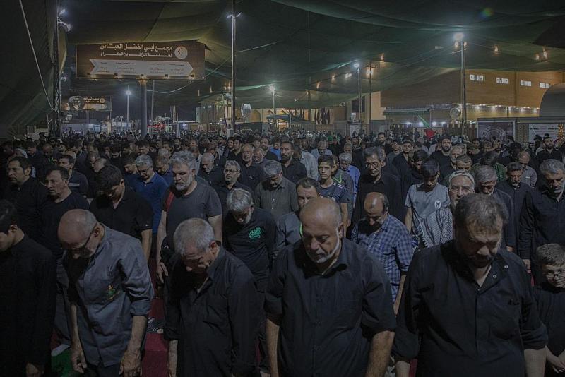 إقامة صلاة الجماعة في مجمّع أبي الفضل العباس (عليه السلام) بمشاركة زائري الأربعين