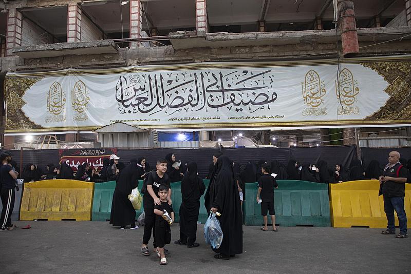 في السادس عشر من صفر.. قسم المضيف يقدّم وجبات الطعام لزائري الأربعين عَبرَ ثلاثة منافذ رئيسة