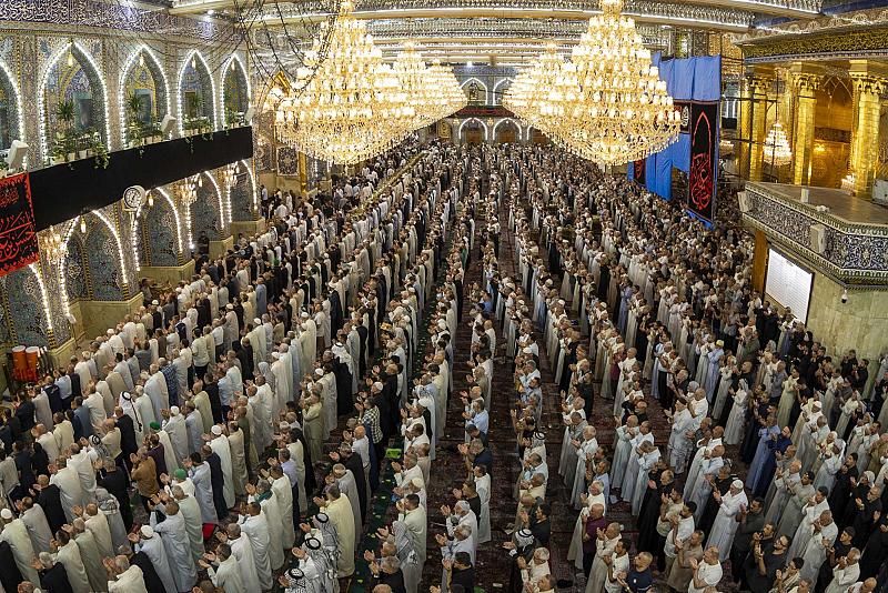 المؤمنون يحيون ليلة الجمعة الأولى من شهر ربيع الأول عند مرقد أبي الفضل العباس (عليه السلام)
