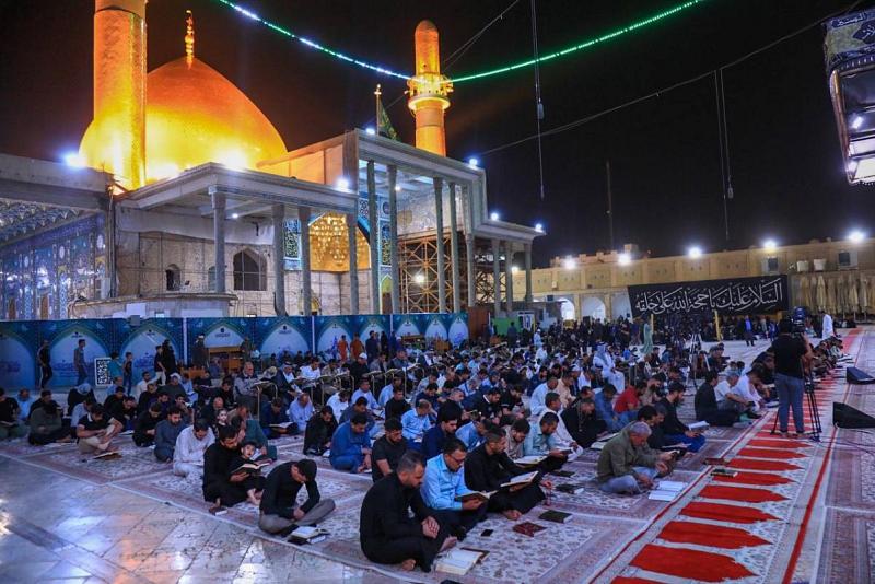 المئاتُ من الزائرين تفوّجهم العتبةُ العبّاسية  لتأدية مراسيم ليلة القدر عند مرقد العسكريَّيْن في سامراء