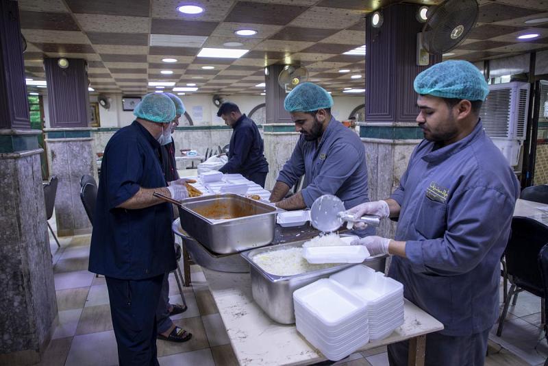 أكثر مِن 2000 وجبة طعام قدَّمها قسم المضيف لفرقِ الإنقاذ في القطارة