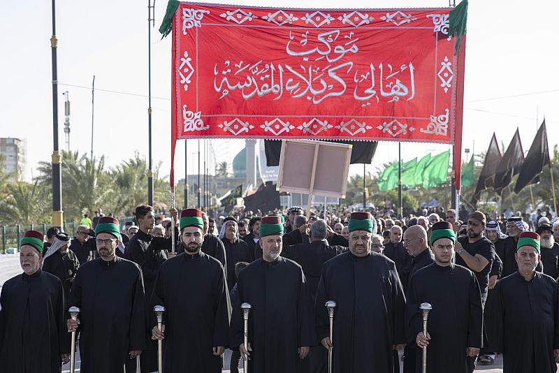 موكب أهالي كربلاء يحيي ذكرى استشهاد مسلم بن عقيل في مسجد الكوفة