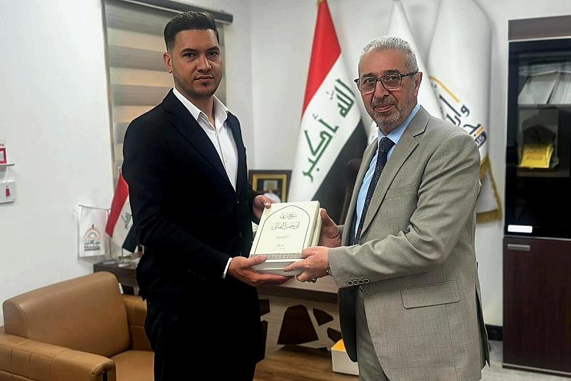 قسم الشؤون الفكرية يهدي كتاب شرح دعاء أبي حمزة الثمالي إلى جامعة وارث الأنبياء (عليه السلام)