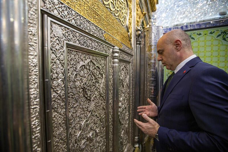 السفيرُ التركيّ : شعرتُ بروحانيّةٍ وأنا في مرقد أبي الفضل العبّاس (عليه السلام)