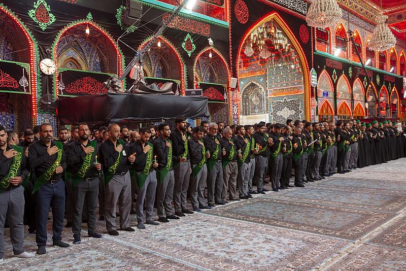 عَبرَ موكب عزاءٍ موحّد.. خَدمَة العتبتين المقدّستين يحيون اليوم السابع لذكرى شهادة الإمام الحسين (عليه السلام)