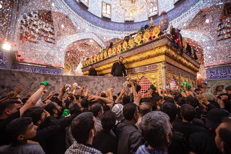 ملاكات الصناعات والحرف الفنيّة تنهي تثبيت القواطع الخشبية المؤقتة داخل حرم أبي الفضل (عليه السلام)