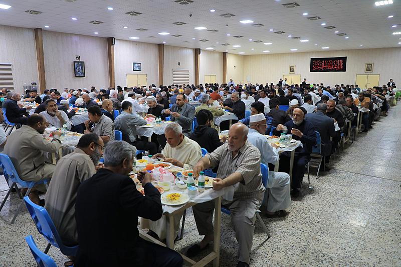 في مجمع الكليني.. العتبة العبّاسية تقدّم وجبات إفطارٍ منتظمة لزائري العتبتَينِ المقدّستين