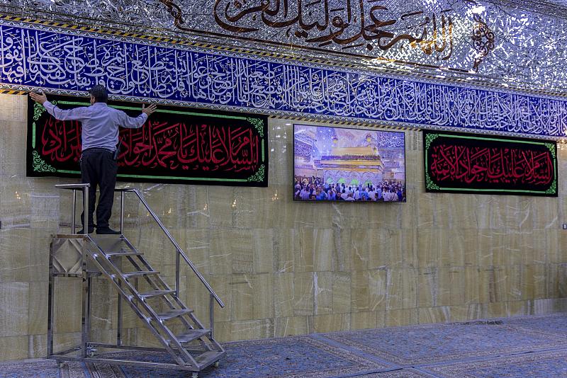 قسم مقام الإمام المهدي (عجل الله فرجه) ينشر لافتات الحزن بذكرى شهادة الإمام الجواد(عليه السلام)