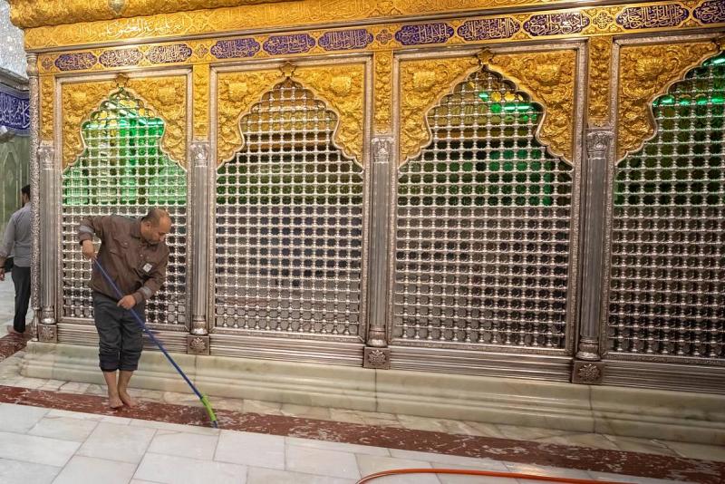حرم أبي الفضل (عليه السلام) يشهد اعمال غسل وتعطير