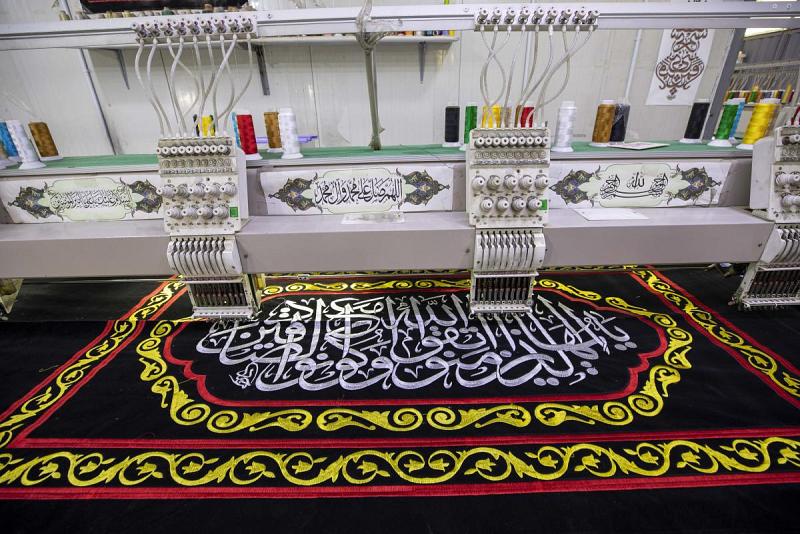 قسم الهدايا والنذور ينتهي من تطريز وخياطة كسوة ضريح الإمامَيْن العسكريّين