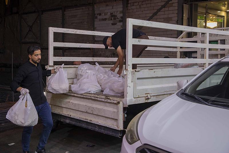 قسم بين الحرمين يوزّع وجبات الطعام على الحسينيات والمواكب لتقديمها للزائرين الأجانب