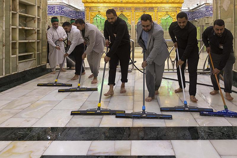 العتبة العباسية المقدسة تجري أعمال غسل حرم مرقد أبي الفضل العباس (عليه السلام) وصحنه الشريف
