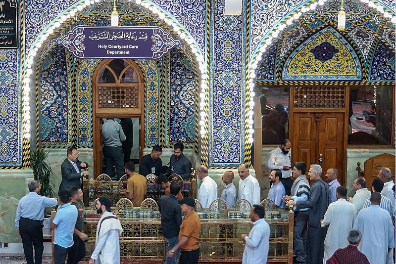 قسم رعاية الصحن يقدّم الحلوى للزائرين بذكرى ولادة الإمام الرضا (عليه السلام)
