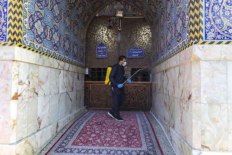 ملاكات قسم الشؤون الخدمية تنفذ حملة تعفير شاملة لمحيط صحن مرقد أبي الفضل العباس (عليه السلام)