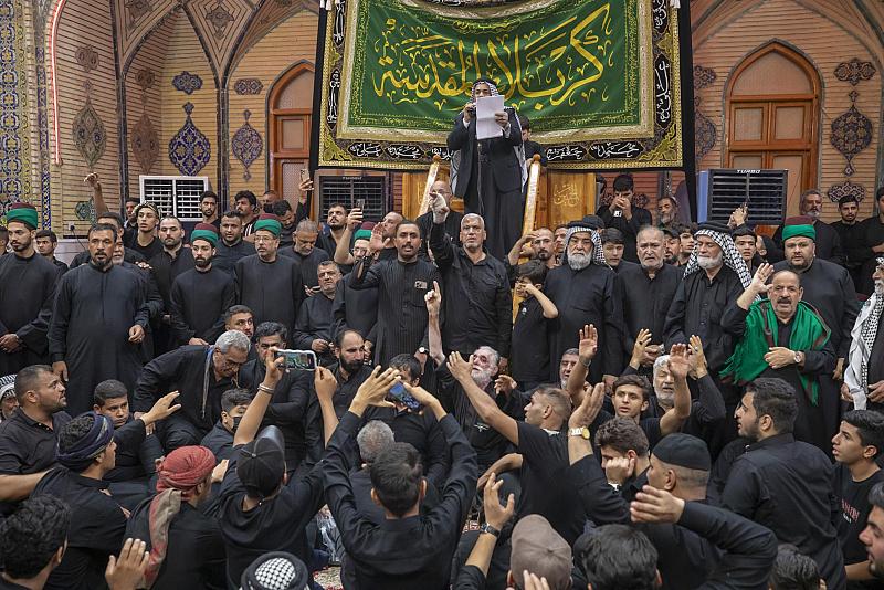 موكب أهالي كربلاء المقدسة يحيي ذكرى شهادة النبي الأكرم (صلى الله عليه وآله) في النجف الأشرف