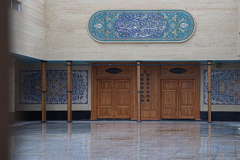 قسم الصناعات ينفّذ أعمال إدامة لعدد من الأبواب في مجمّع أبي الفضل العباس (عليه السلام)