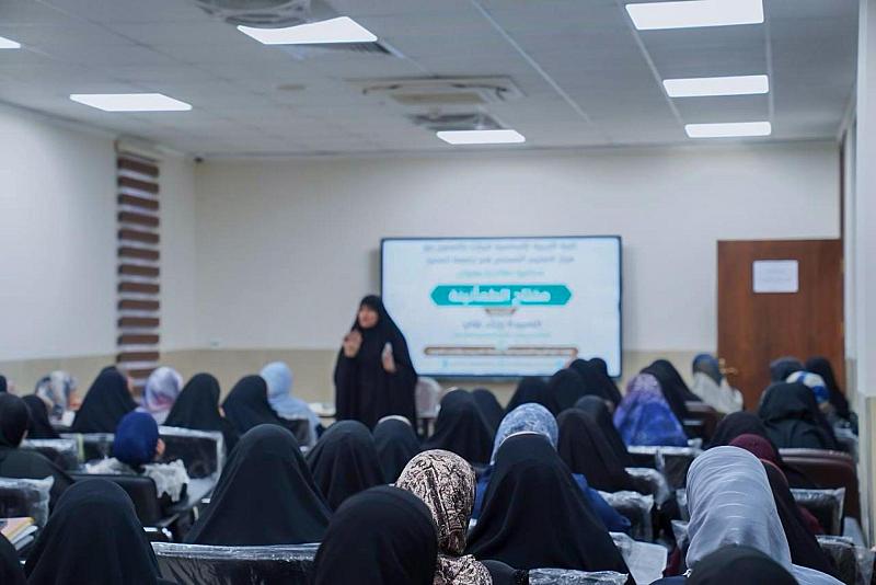 شعبة التوجيه الديني النسوي تقدم محاضرة ثقافية لطالبات كلية التربية الأساسية بجامعة العميد