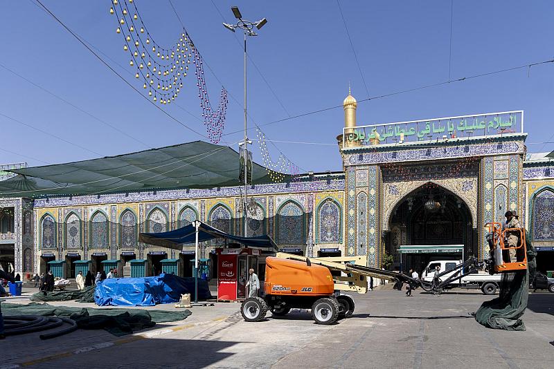 قسم الصيانة يشرع بتظليل الشوارع المؤدية لمرقد أبي الفضل العباس (عليه السلام) بقماش الساران