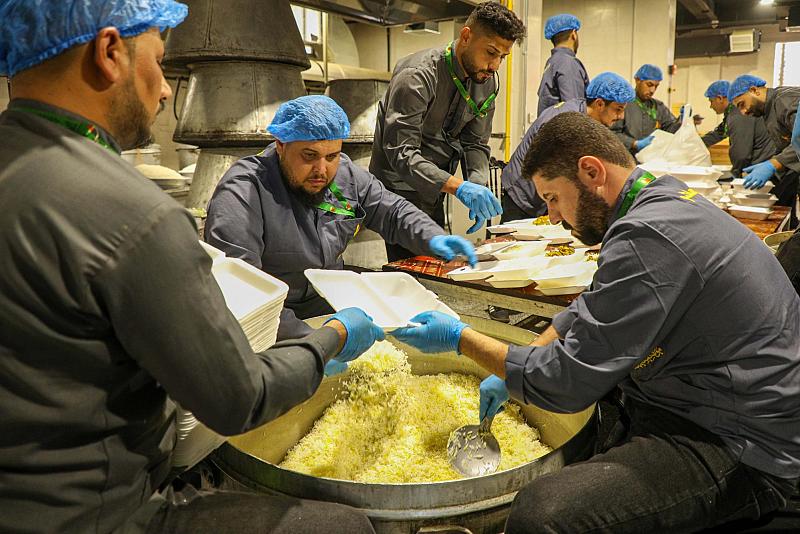 مجمع أم البنين (عليها السلام) يقدم أكثر من 15 ألف وجبة طعام يوميًّا لزائري الأربعين