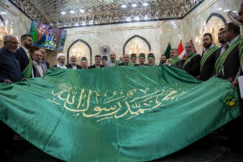 بذكرى ولادته...إهداء راية الرسول الأعظم إلى العتبة العباسية المقدسة