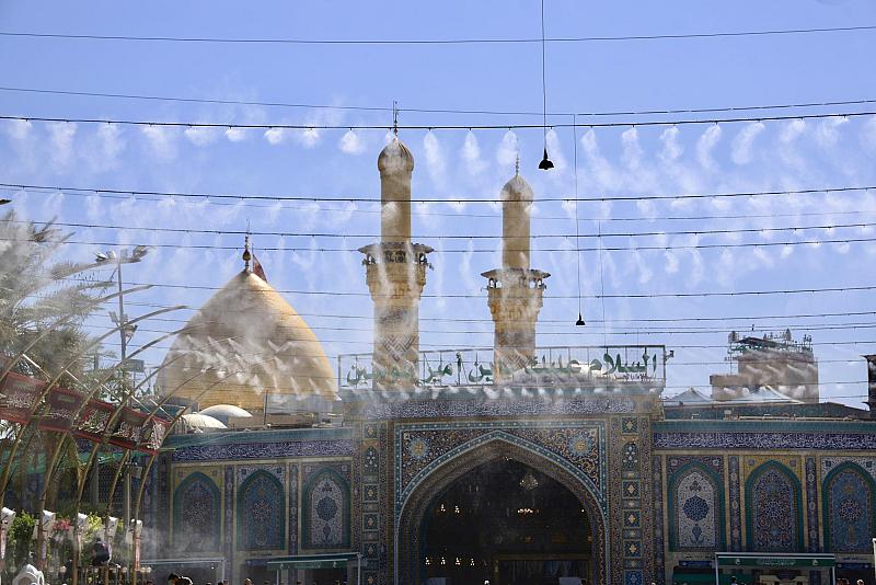 قسم بين الحرمين الشريفين يهيّئ مرشّات الرذاذ في الساحة الوسطية استعدادًا لزيارة يوم عرفة