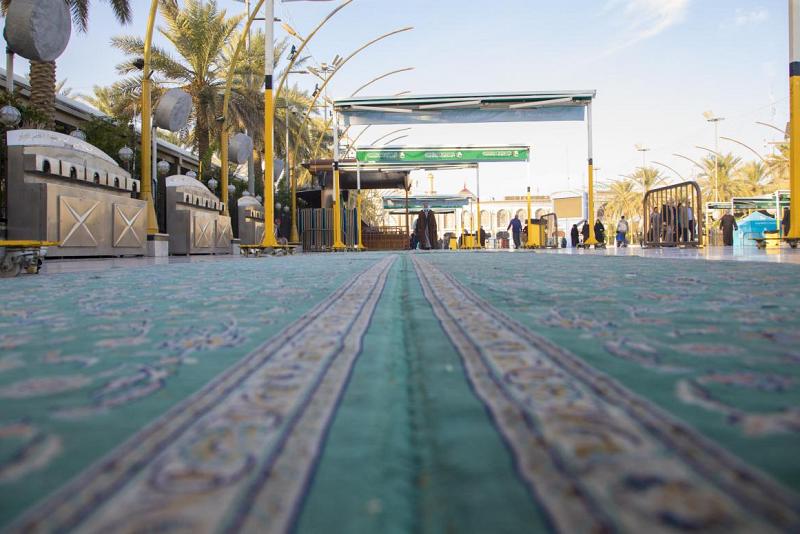 فرش ساحة ما بين الحرمَيْن بمئات السجّادات يوميّاً وتزداد أيّام الزيارات