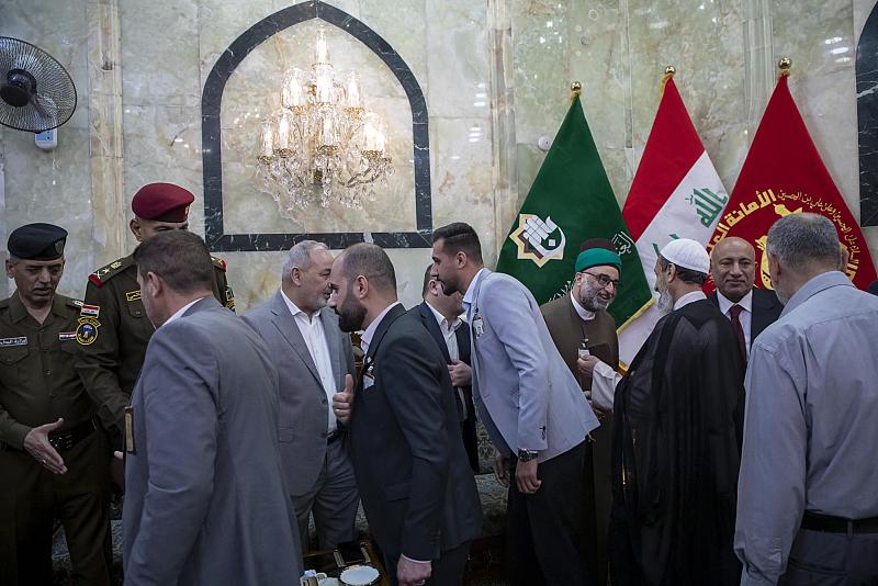 الأمين العام للعتبة العباسية المقدسة يستقبل المهنئين بعيد الفطر المبارك