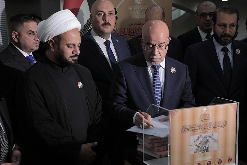 ممثل رئيس الوزراء يبارك للعتبة العباسية إزاحة الستار عن الموسوعة الوثائقية للمقابر الجماعية