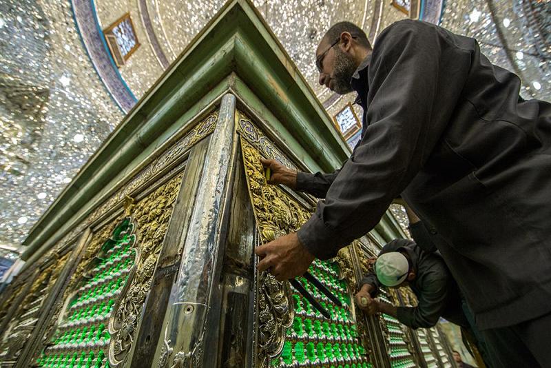 بالصور: تواصل أعمال تفكيك الشبّاك القديم لأبي الفضل العبّاس(عليه السلام)..