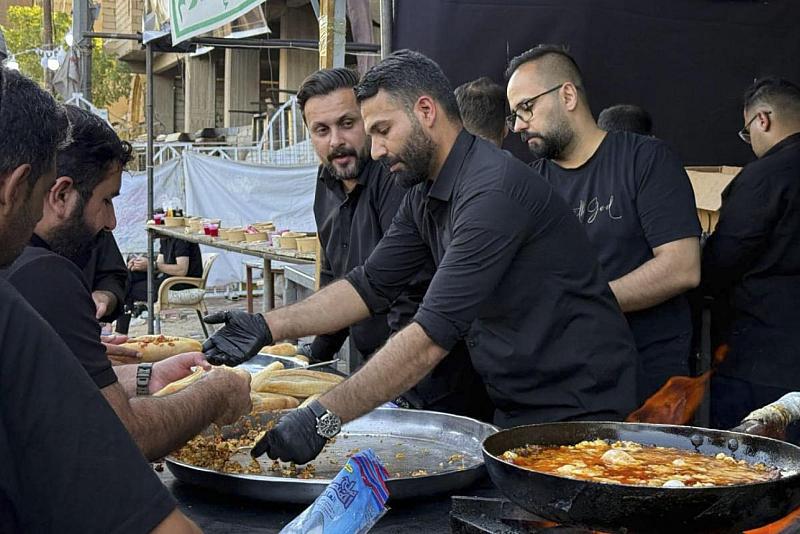 مع تزايد أعداد الزائرين.. موكب عميد بني هاشم (عليه السلام) يواصل جهوده الخدمية على مدار اليوم