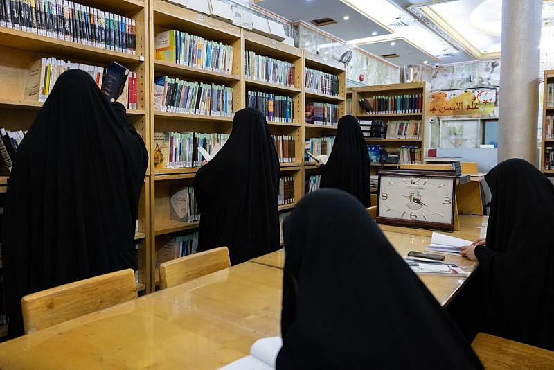 مكتبة أمّ البنين تواصل استقبال رائداتها طوال شهر رمضان المبارك
