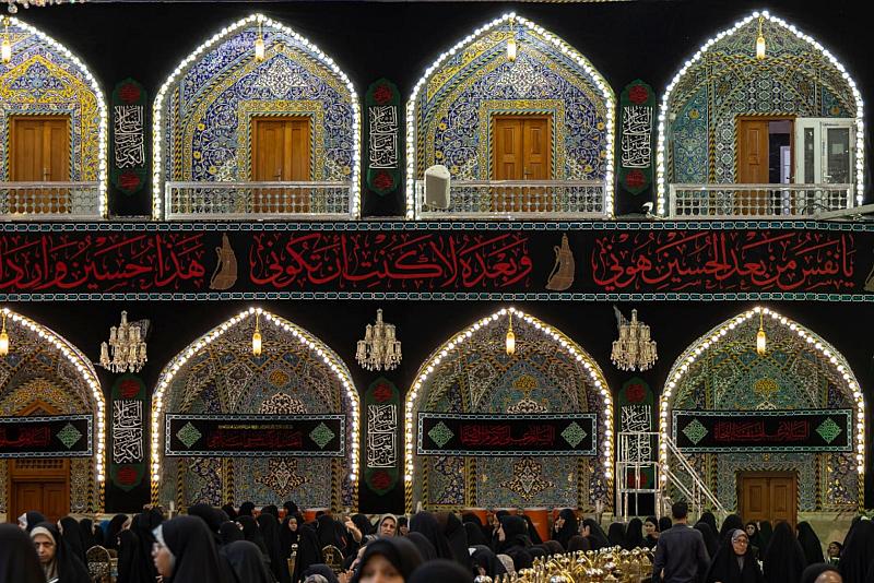 العتبة العباسية المقدسة تنشر السواد في قاطع النساء استعدادًا لشهر الأحزان