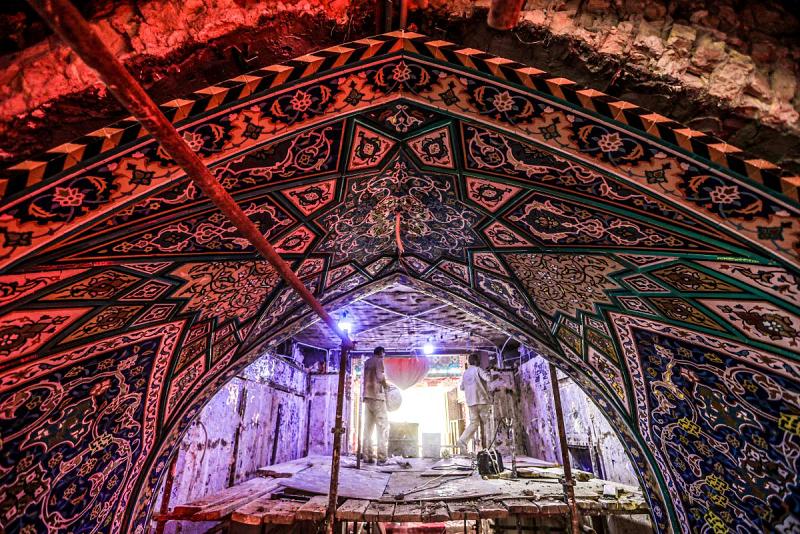 تقدّم العمل بإكساء بوّابة الإمام علي الهادي (عليه السلام) بالكاشي الكربلائيّ المعرّق