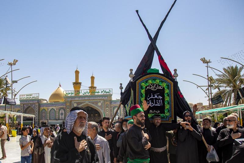 وا صادقاه وا إماماه وا مسموماه.. مواكبُ العزاء تفدُ لصحن مرقد أبي الفضل العبّاس (عليه السلام)