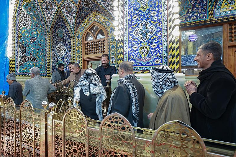 ملاكات العتبة العباسية تستقبل الزائرين بالتهاني في ذكرى ولادة الإمام علي (عليه السلام)
