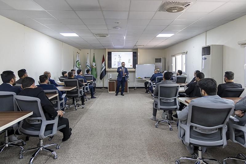قسم الإعلام يقدّم محاضرة توعوية عن التضليل الإعلامي لطلبة أكاديمية التطوير الإداري