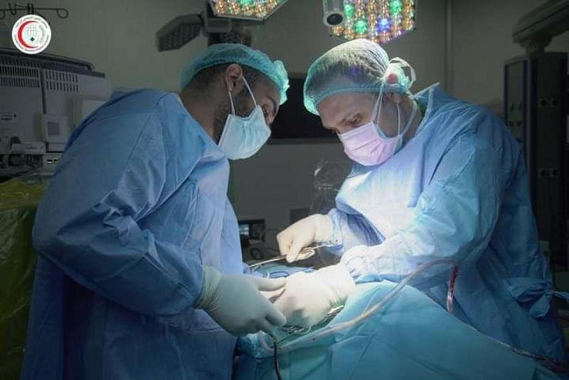 بعمليّةٍ نوعيّة لحالةٍ نادرة: أطبّاء مستشفى الكفيل التخصّصي ينجحون بمعالجة خمسينيّ مصابٍ بكسر في الفقرة العنقيّة الثانية