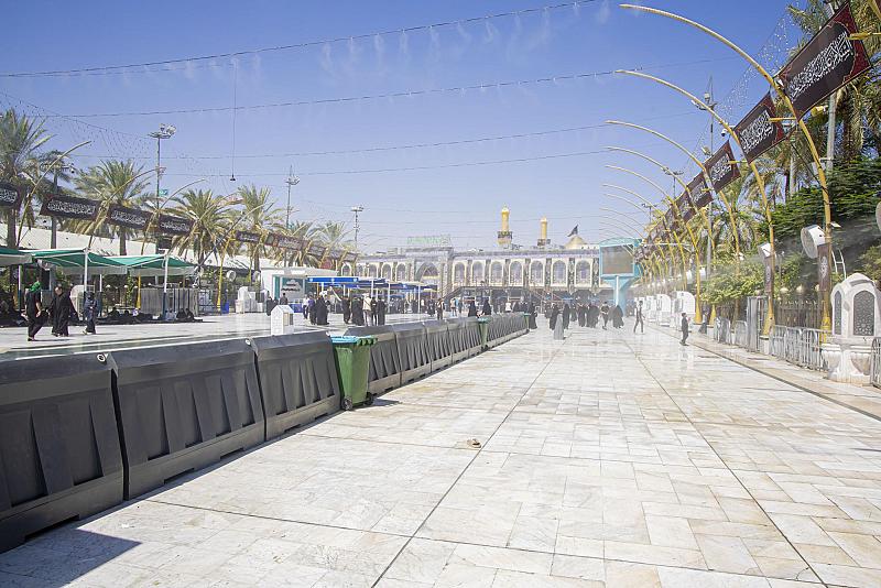 قسم بين الحرمين يباشر نصب القواطع البلاستيكية في الساحة الوسطية استعدادًا لزيارة الأربعين