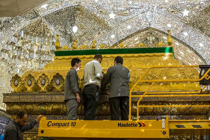 بالصور: شاهد كيف يتمّ تفكيك قطع الشبّاك القديم لضريح أبي الفضل العباس(عليه السلام)..