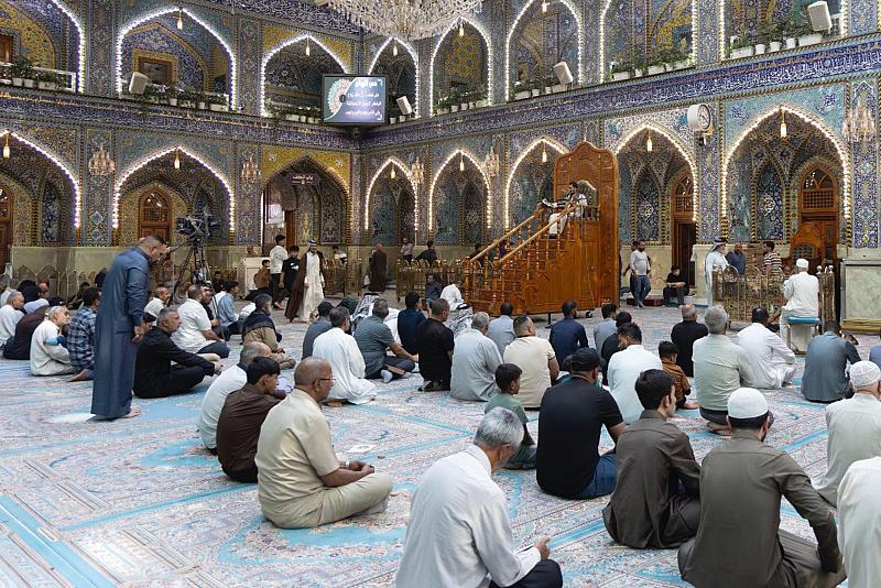الزائرون يؤدون مراسم قراءة دعاء الندبة في صحن مرقد أبي الفضل العباس (عليه السلام)