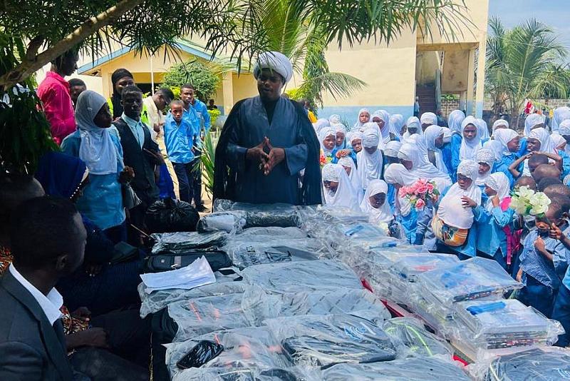 دعمًا لشريحة الفقراء والأيتام.. قسم الشؤون الفكرية يوزّع القرطاسية في دولة سيراليون