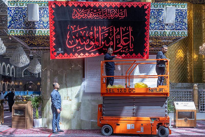 قسم رعاية الصحن الشريف يستبدل اللوحات الخاصة بزيارة أبي الفضل العباس (عليه السلام)