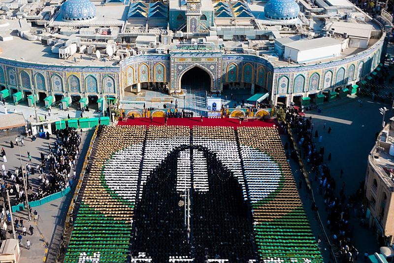 من أمام باب قبلة مرقد أبي الفضل العباس عليه السلام، رسمت خريجات الجامعات العراقية والدول الإسلامية لوحةً مهيبة بعنوان «نورٌ وعفة»