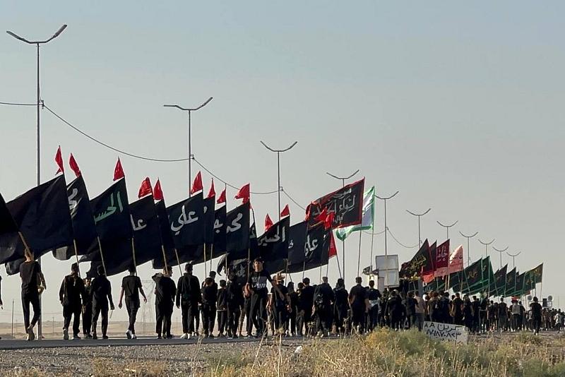غرباء في طريق السبايا.. مسيرة للزائرين تواجه المجهول كي تصل كربلاء