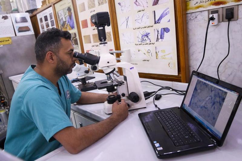 المختبرُ البايلوجيّ البوّابة الأولى التي يمرّ من خلالها ترميمُ المخطوطة