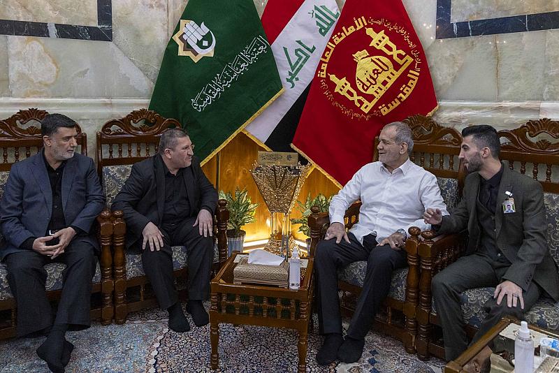 الرئيس الإيراني يزور مرقد أبي الفضل العباس (عليه السلام)