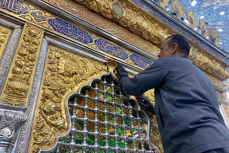 شعبة الحرم تشرع بأعمال جلي شباك المرقد الطاهر لأبي الفضل العباس (عليه السلام) وتلميعه