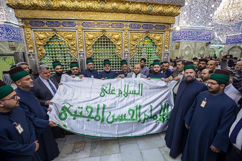 العتبة العباسية تستلم راية الإمام الحسن (عليه السلام) من العتبة الحسينية